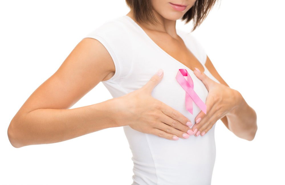 Auto-exame da mama para detectar anomalias ou tumores. A prevenção do cancro da mama faz a diferença!