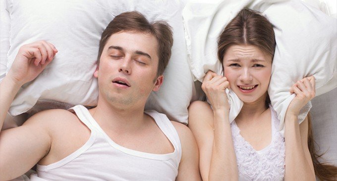 Ressonar e parar de respirar durante o sono: as soluções da terapia da fala