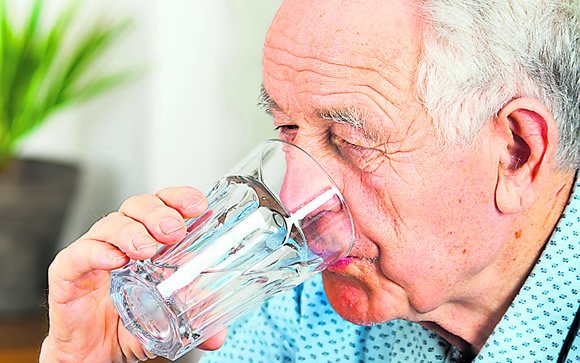Desidratação do idoso, cuidados especiais nas pessoas mais velhas, importância da hidratação